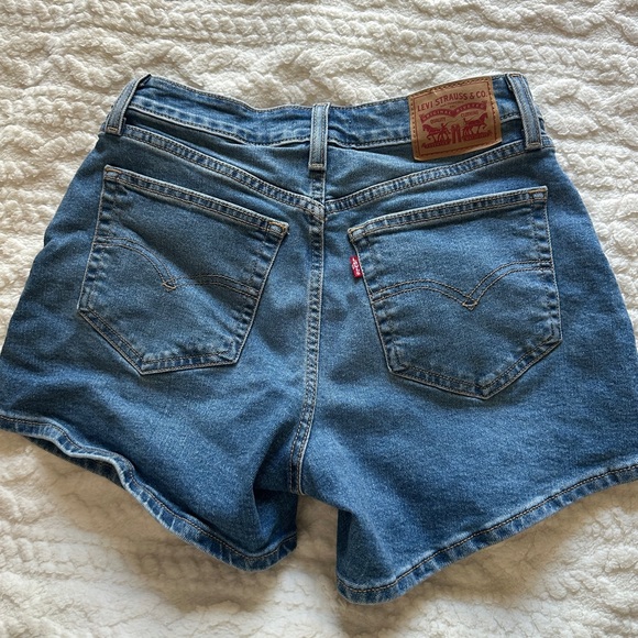 Women’s Levi’s A-line Denim Jean high waist shorts
Size 27 - Picture 6 of 8